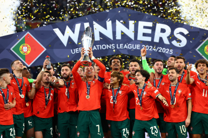 Cristiano Ronaldo levanta el trofeo de la Nations League ante la celebración de todos sus compañeros.
