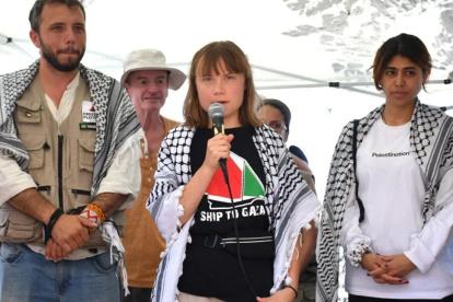La activista Greta Thunberg (c) el pasado domingo durante una escala del barco Madleen en Catania, Italia.