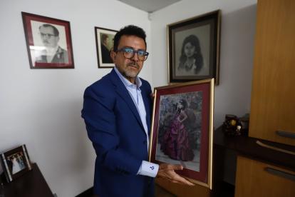 Familiar. Gabriel Cobo muestra la fotografía de su hija, Michelle, con un vestido de su fiesta de 15 años.