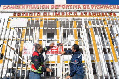 Personal de la AMC colocó los sellos de clsusura en los accesos del Estadio Olímpico Atahualpa