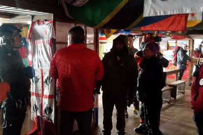 Los ciudadanos fueron rescatados y valorados medicamente por los bomberos.