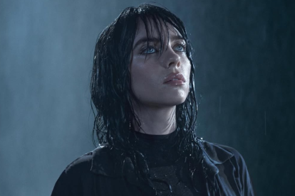 Billie Eilish continúa marcando tendencia dentro y fuera del escenario.
