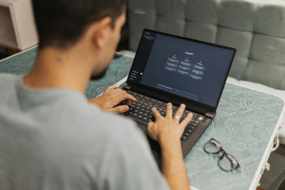 Psicología. Los jóvenes de la Generación Z buscan respuestas rápidas a sus problemas emocionales en la inteligencia artificial.