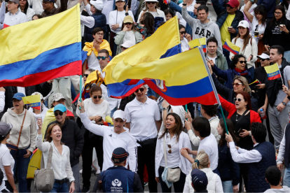 Personas participan en una caminata por la paz y en apoyo al senador Miguel Uribe.