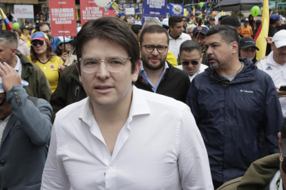 Fotografía de archivo del 23 de noviembre de 2024 del senador de la oposición Miguel Uribe (c) en Bogotá (Colombia).