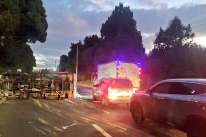 El camión accidentado quedó detenido sobre dos carriles de la avenida Simón Bolívar, en el sector del parque Metropolitano del Sur.