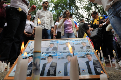 La gente enciende velas durante una protesta contra la violencia y a favor de la paz en Medellín, Colombia, el 8 de junio de 2025, un día después del ataque al candidato presidencial Miguel Uribe.