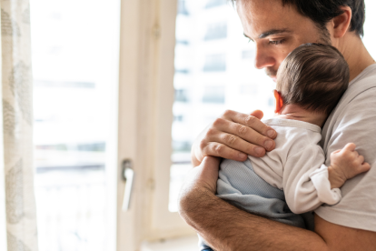 Cada vez más padres se involucran activamente en la crianza de sus hijos, rompiendo viejos estereotipos.