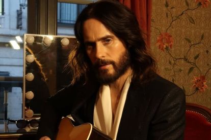 Jared Leto durante una sesión de fotos para su carrusel de Instagram en el marco de la Semana de la Moda de París (Paris Fashion Week).