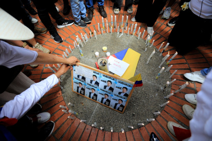 La gente enciende velas durante una protesta contra la violencia y a favor de la paz en Medellín, Colombia, el 8 de junio de 2025, el día después del ataque al candidato presidencial Miguel Uribe.