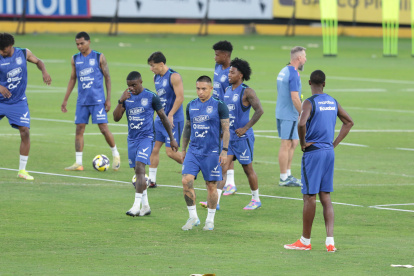 Los jugadores de la selección ecuatoriana de fútbol en el último entrenamiento en Guayaquil, en la cancha del estadio Monumental.