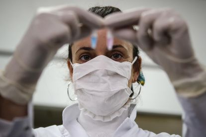 Una científica en un laboratorio del Consejo Nacional de Investigaciones Científicas y Técnicas (Conicet) en Buenos Aires (Argentina).