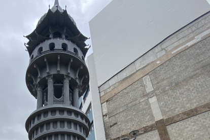 El artista de Bradford Saad Qureshi junto a la "Torre del Ahora", una obra que busca reunir en una sola figura las distintas culturas que habitan en la Ciudad de la Cultura del Reino Unido 2025.