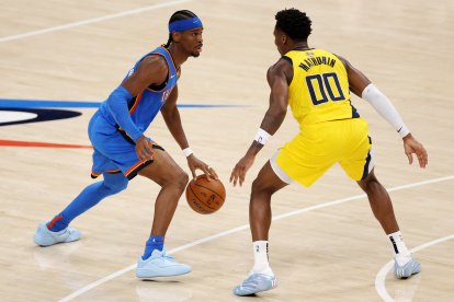Shai Gilgeous-Alexander y Bennedict Mathurin durante el segundo partido de las Finales de la NBA 2025 en el Paycom Center en Oklahoma City, Oklahoma.