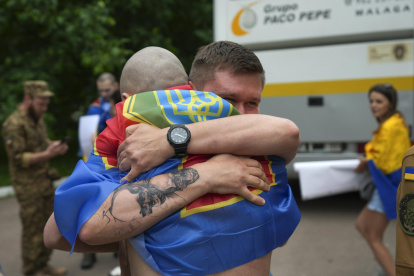 Prisioneros de guerra ucranianos se abrazan después de un intercambio, Ucrania, el 9 de junio de 2025, en medio de la invasión rusa.