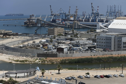 Activistas de la Flotilla de la Libertad preparando el buque Madleen en Sicilia antes de zarpar rumbo a Gaza.