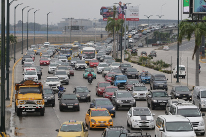 Cientos de vehículos circulan a diario por la avenida Pedro Menéndez Gilbert, en el norte de Guayaquil.