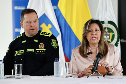 La fiscal general de Colombia, Luz Adriana Camargo, habla junto al director general de la Policía, Carlos Fernando Triana, durante una rueda de prensa este 9 de junio de 2025, en Bogotá (Colombia).