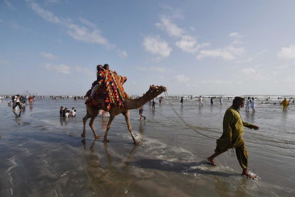 La gente se refresca en el Mar Arábigo durante el clima cálido en el tercer día de la festividad del Eid al-Adha en Karachi, Pakistán, el 9 de junio de 2025.