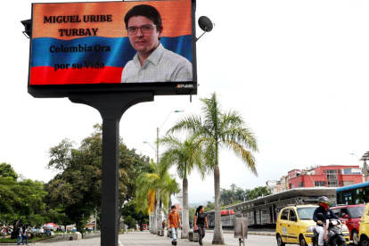 Fotografía de una pantalla en la se observa una imagen del senador y precandidato presidencial Miguel Uribe Turbay, en Cali (Colombia).