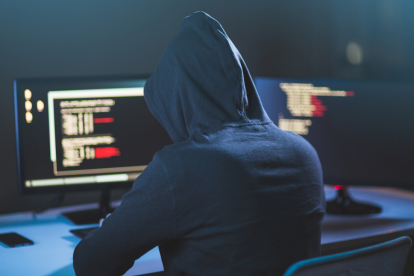 Usuarios deben estar alerta ante estafas digitales que suplantan identidades y ofrecen empleos falsos.