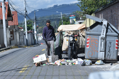 Problema. En Conocoto hay basura y los contenedores están dañados. Habitantes de calle buscan entre la basura botellas y cartones.