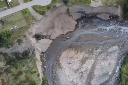 Tras el derrumbe en un talud del río Monjas, los escombros quedaron al lado del cauce, al pie de una urbanización privada.