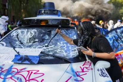 Los taxis fueron quemados el domingo muy cerca de donde se desarrolló una manifestación contra las redadas migratorias.