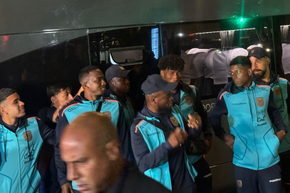 Enner Valencia, capitán de la selección ecuatoriana, saluda a los hinchas que ovacionaron a la Tricolor en Lima.