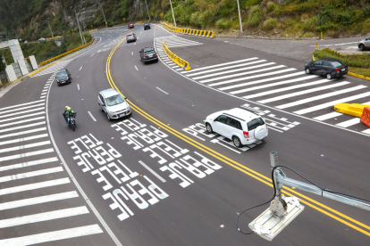 Los vehículos livianos pagan USD 0,40, por el peaje Guayasamín.