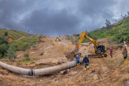 Personal técnico trabaja en la reparación de la tubería dañada por el deslizamiento en Carigán.