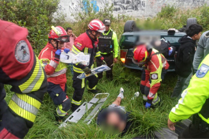 Personal de Bomberos atendió un accidente de tránsito, un vehículo cayó dentro de una pendiente al sur de Quito.