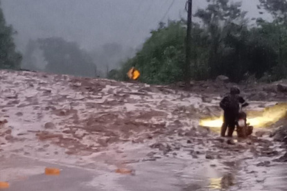 El derrumbe en la vía a Lago Agrio obligó a suspender la circulación vehicular en esa carretera de Sucumbíos.
