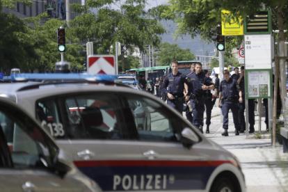 La policía camina cerca de una escuela donde varias personas murieron en un tiroteo, el 10 de junio de 2025 en Graz, sureste de Austria.