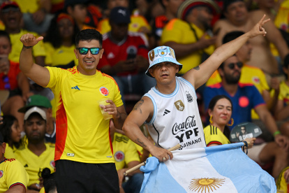 Aficionados de Colombia y Argentina animan antes del partido en el estadio Metropolitano Roberto Meléndez de Barranquilla, Colombia.