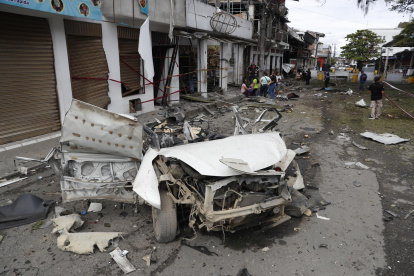 Los escombros de un automóvil aparecen dispersos luego de una explosión este martes 10 de junio de 2025, en Corinto, Cauca (Colombia).