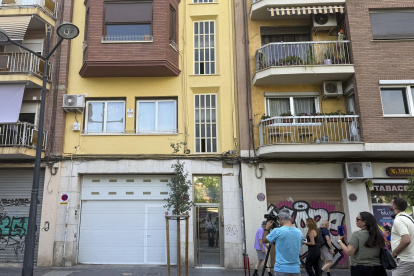 Varios periodistas aguardan ante la casa del exministro y diputado por Valencia José Luis Ábalos.