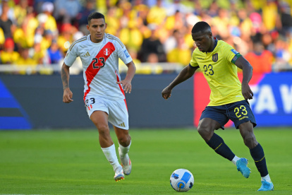 Alex Valera y Moises Caicedo durante el partido entre Ecuador y Perú, en el estadio Rodrigo Paz Delgado de Quito el 10 de septiembre de 2024.