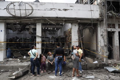 Personas observan los daños ocasionados por una explosión este martes, en Corinto, Cauca (Colombia).