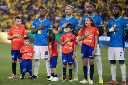 Cuatro pequeños hinchas cumplieron el sueño de saltar a la cancha junto a La Tri y Brasil en el estadio de Barcelona SC, durante las Eliminatorias rumbo al Mundial 2026."