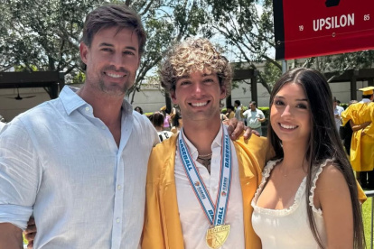 William Levy junto a sus hijos, Kailey Alexandra Levy y Christopher Alexander Levy durante la graduación de su hijo Christopher Levy