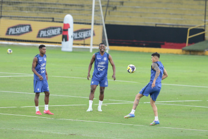 Los jugadores de la selección ecuatoriana de fútbol en el último entrenamiento en Guayaquil, en la cancha del estadio Monumental