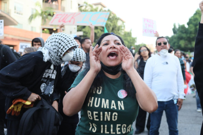 Manifestantes se enfrentan a la policía en Los Ángeles, California, EE.UU., el 9 de junio de 2025.