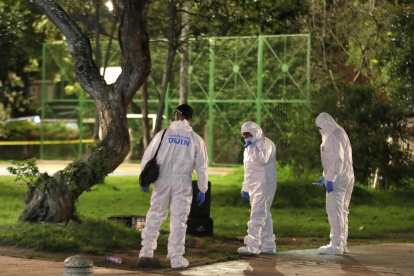 Integrantes de la Dirección de Investigación Criminal e Interpol (DIJIN) llegan a la zona donde se presentó el atentado contra el senador Miguel Uribe Turbay, en Bogotá (Colombia).