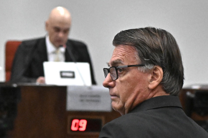 El expresidente de Brasil Jair Bolsonaro (d) participa en la segunda sesión de interrogatorio ante el Tribunal Supremo este martes, en Brasilia (Brasil).