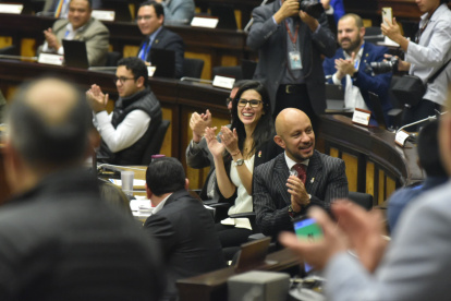 Asambleístas aplauden la aprobación de la Ley de Inteligencia en Ecuador.