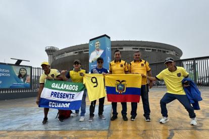 Un grupo de hinchas provenientes de Manabí y Galápagos fueron los primeros en llegar a las inmediaciones del Estadio Nacional de Lima, al mediodía.