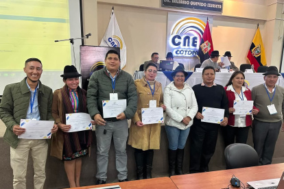La prefecta de Cotopaxi, Lourdes Tibán, llego a las oficinas del CNE Cotopaxi para felicitar a los consejeros