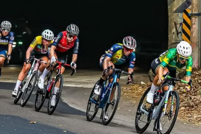 La ciclista Miryam Núñez (segunda desde la derecha) es una de las favoritas para ganar la Vuelta a Colombia.