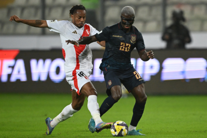 Moisés Caicedo destacó con recuperaciones clave en el mediocampo, aportando equilibrio entre defensa y ataque durante el partido contra Perú.